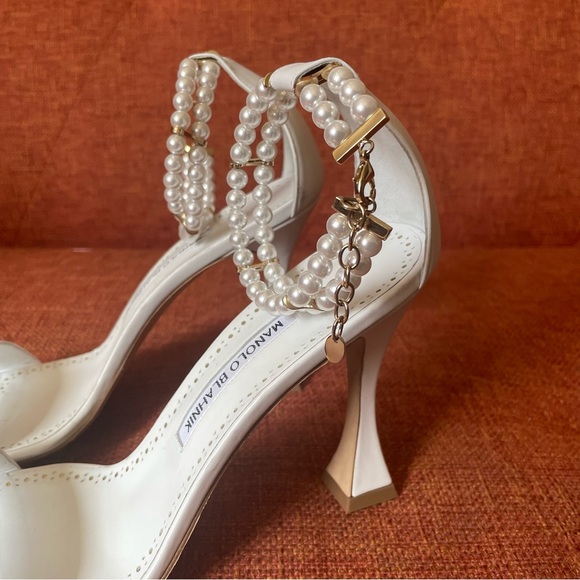 Manolo Blahnik // Charona Man Made Pearl Ankle Strap Sandals Size 40 - Picture 7 of 14